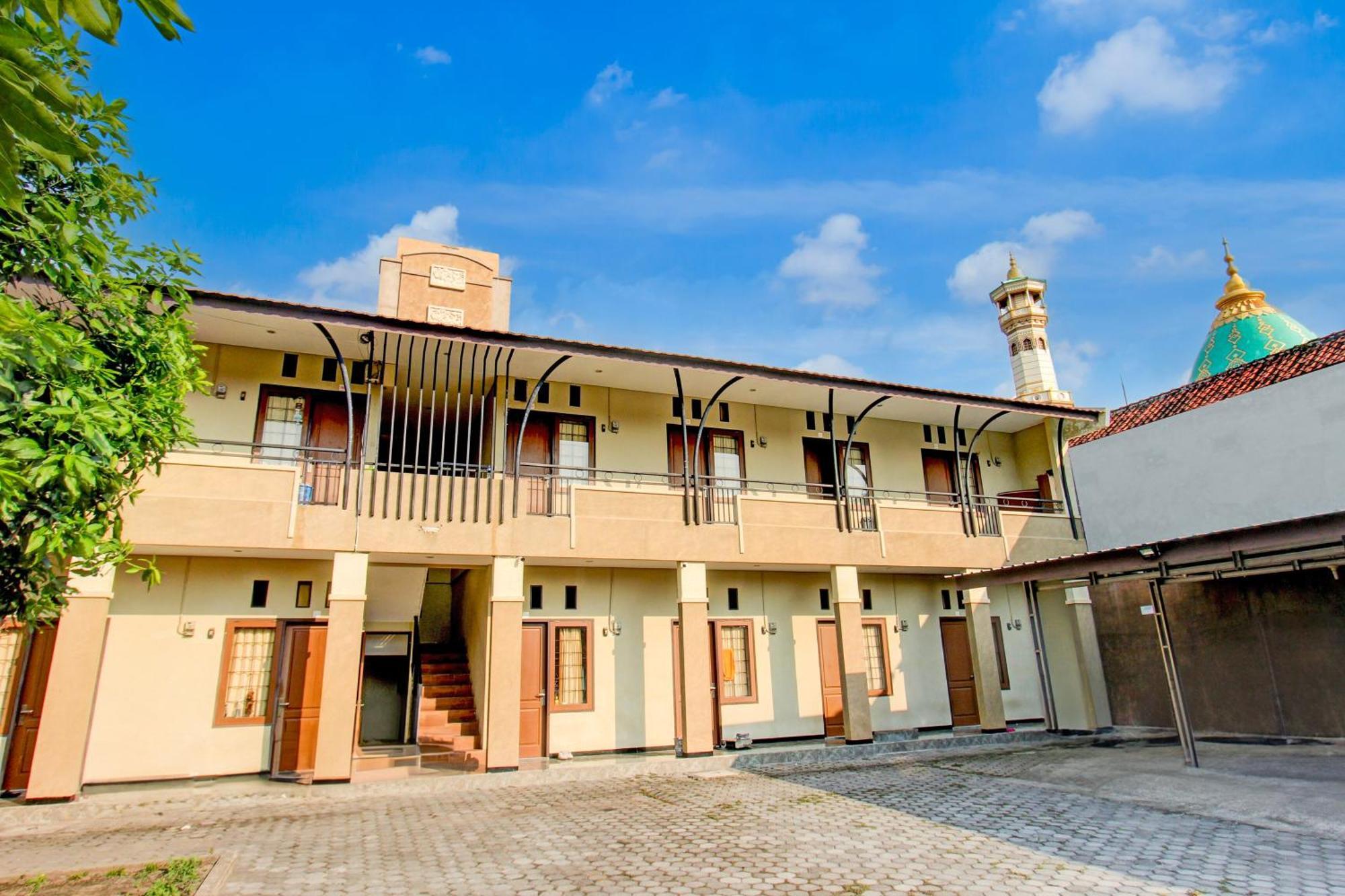 Отель Oyo Life 93284 Kos Cendana Raya Матарам Экстерьер фото